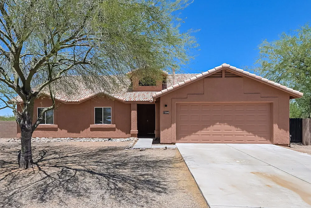 4 bed, 2.0 bath, 2156 sqft, $2,185 — Photo 1