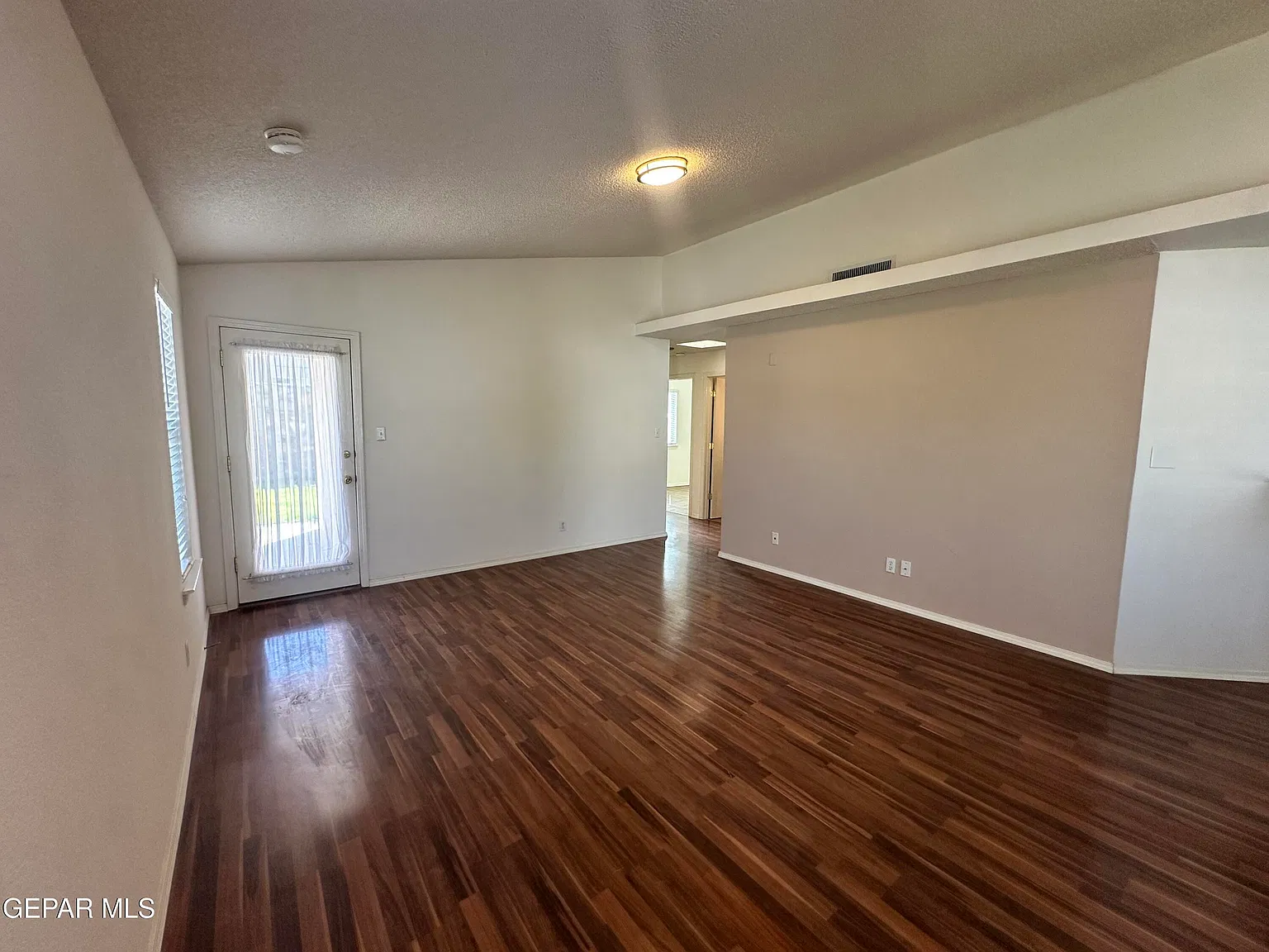 3 bed, 2.0 bath, 975 sqft, $1,550 — Photo 2