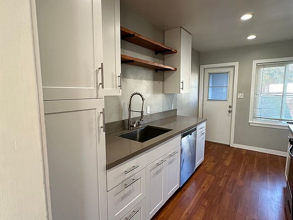 4th image of 409 S Tremont St #C