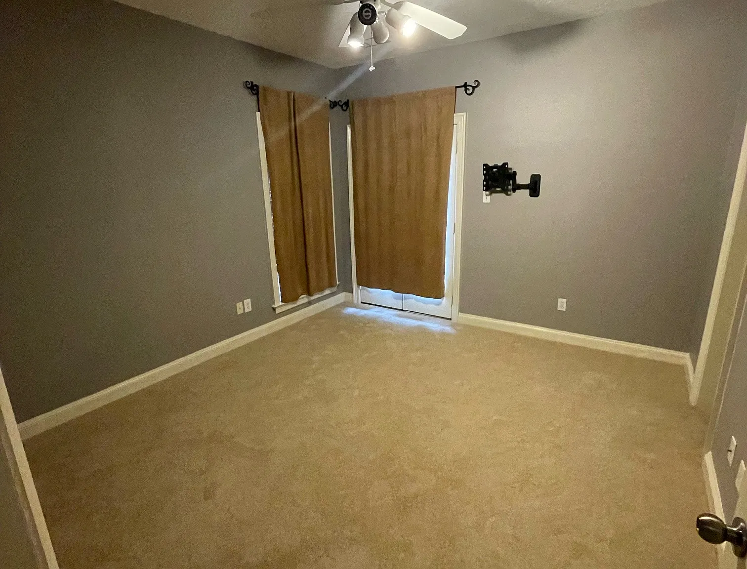 3 bed, 2072 sqft, $3,200 — Photo 3