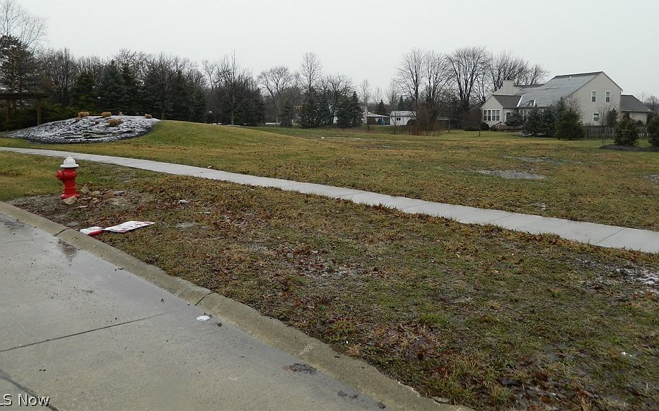 2nd image of Falcon Crest Ave