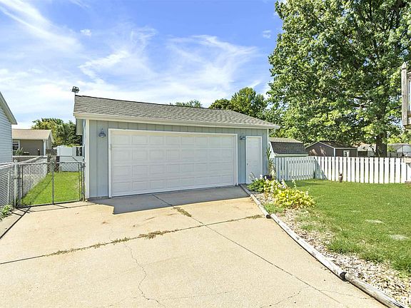 5th image of 409 E Almond Dr