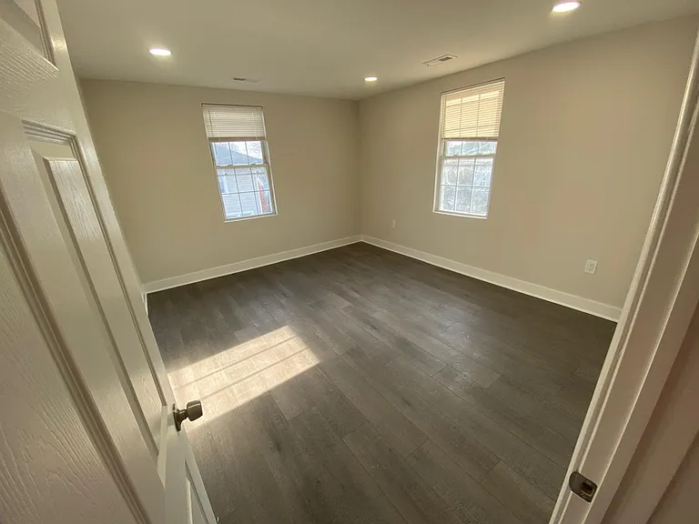 1225 Linden Ave — Photo 9