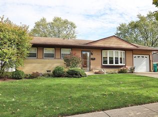 133 Wildwood Rd, Elk Grove Village, IL 60007