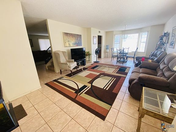 5th image of 2031 W Elm Ave