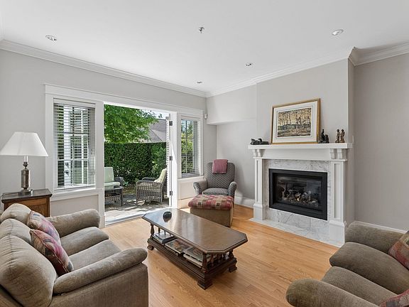 3rd image of 2071 Esquimalt Ave