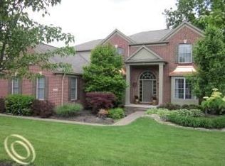 5410 Creekmonte Dr, Rochester, MI 48306