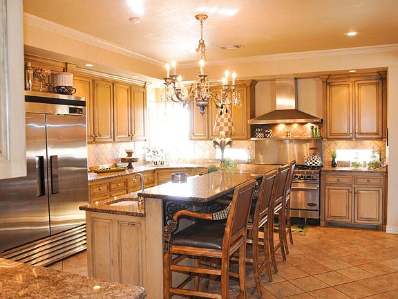 4th image of 306 Country Club Dr