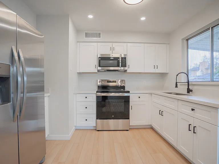 3142 N 78th Dr — Photo 9