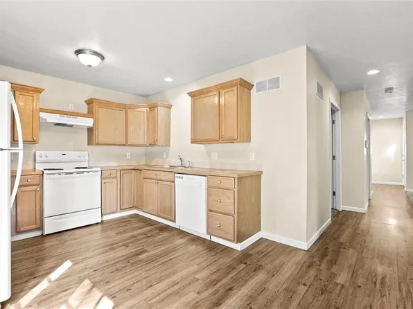 923 N 7th St, Atchison, KS 66002