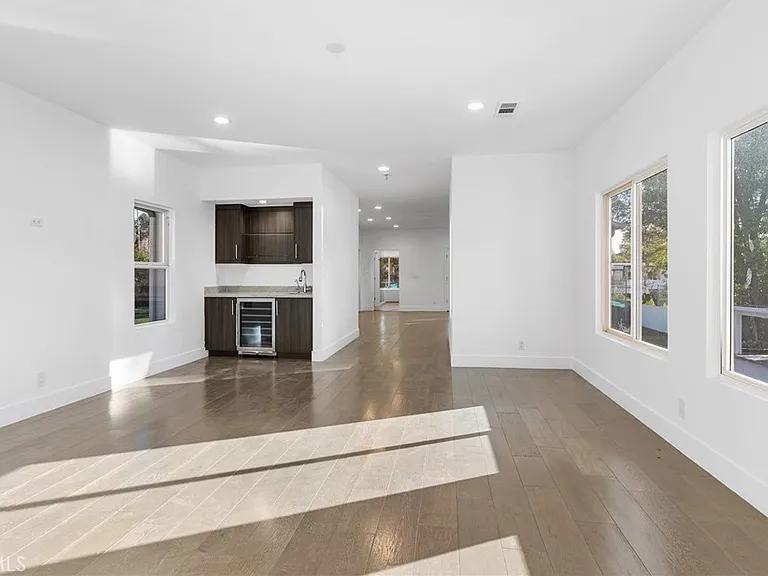 22904 Calvert St — Photo 25