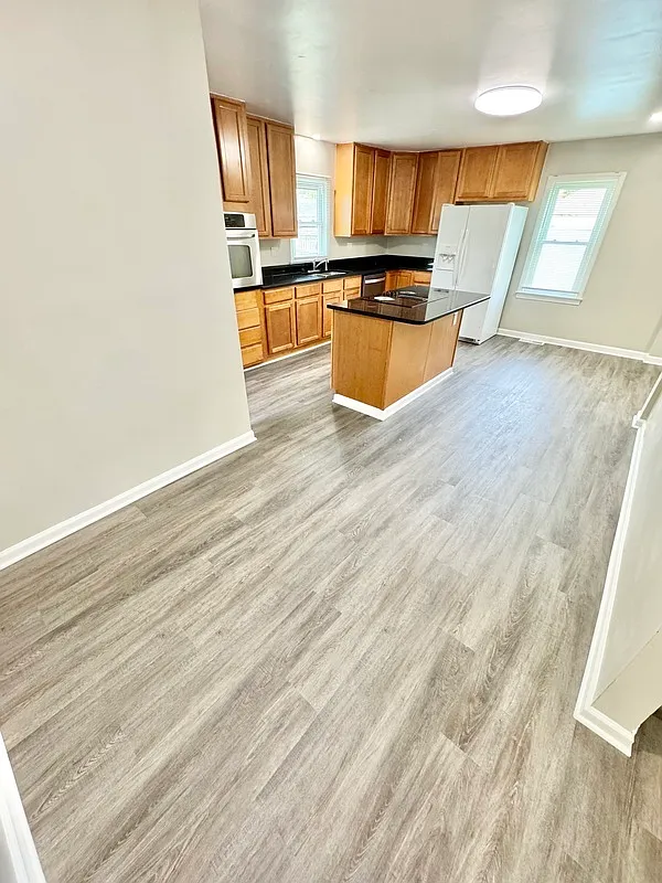 5 bed, 3.0 bath, 2000 sqft, $2,650 — Photo 4