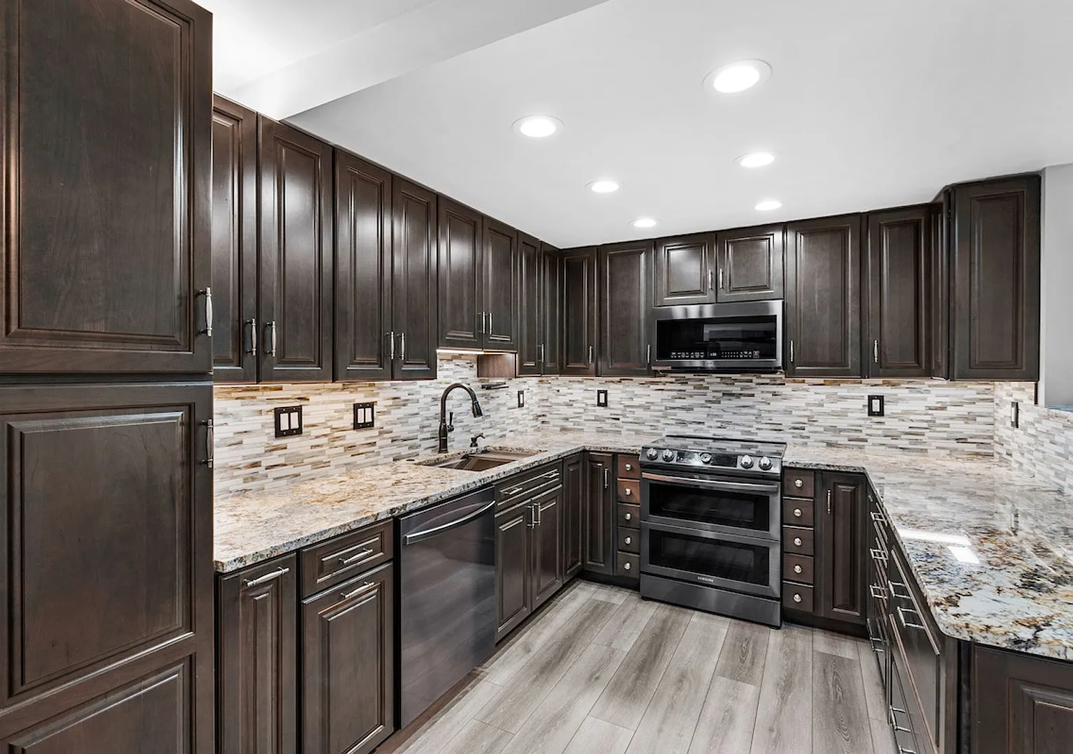 2 bed, 2 bath Available Now! — Photo 4