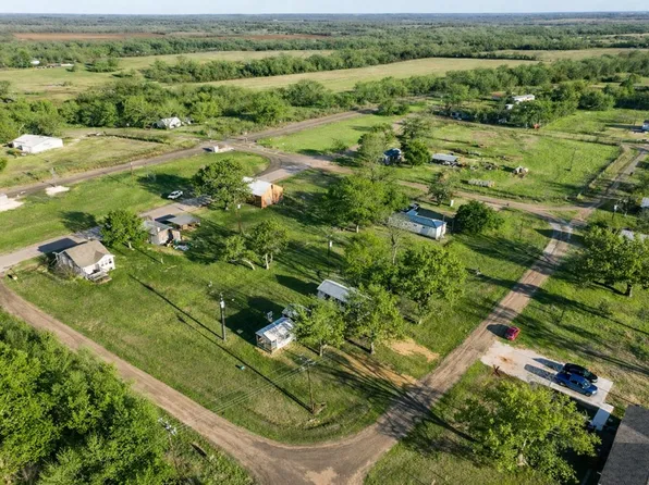 320 Gulf Ave, Caldwell, TX 77836