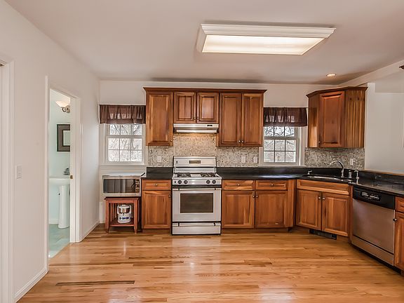 26 Winchester Ln, Plymouth