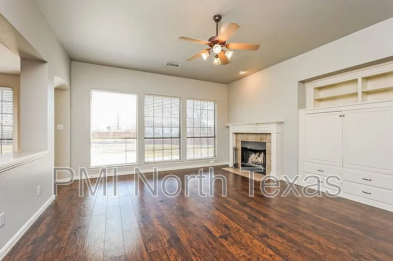 4 bed, 2.5 bath, 3265 sqft, $2,925 — Photo 4