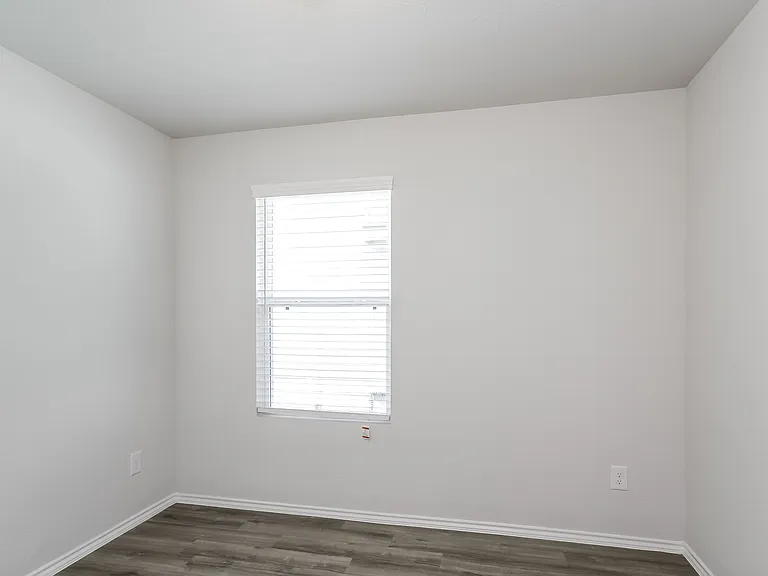 Lina Dr — Photo 12