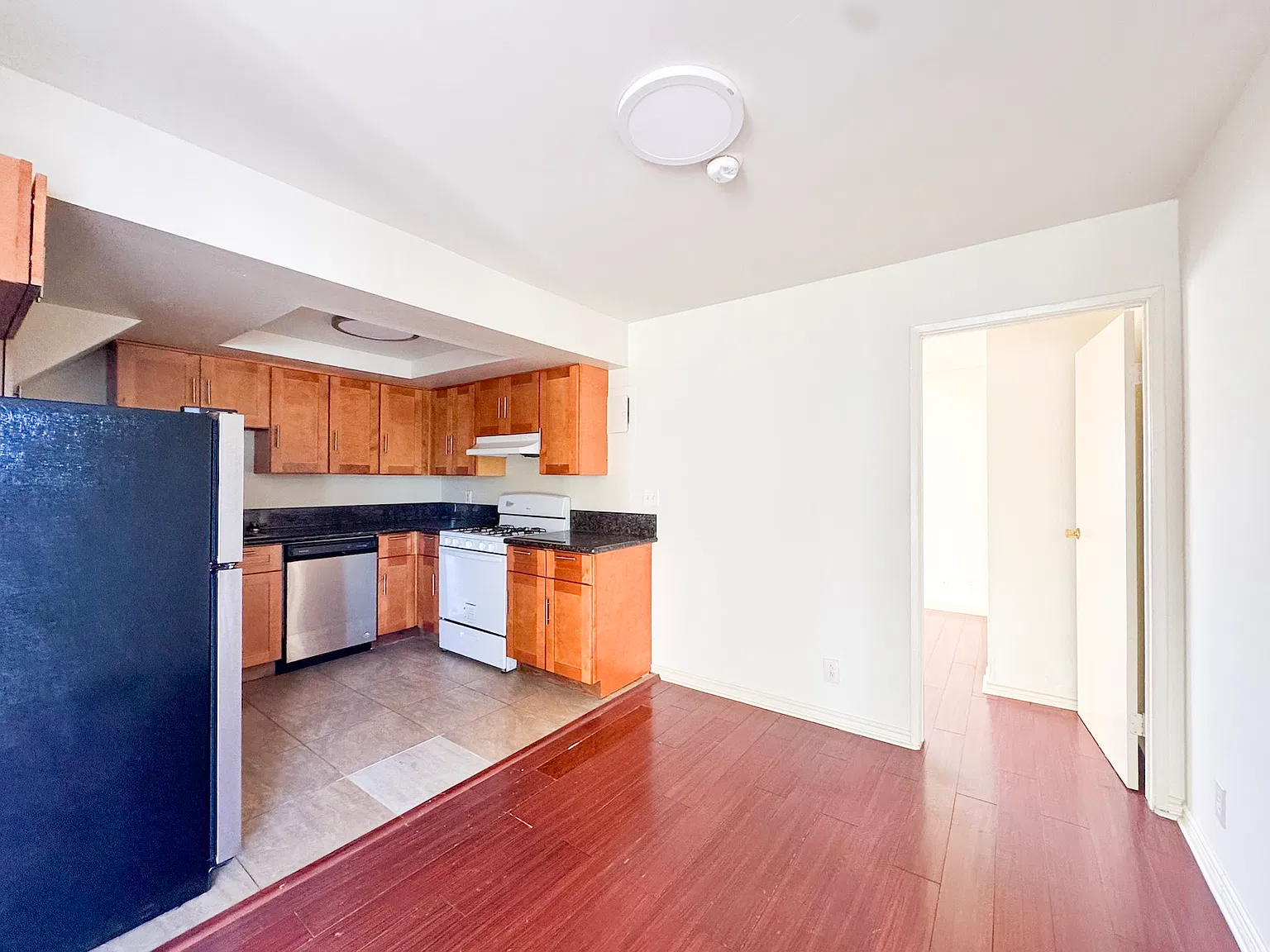 4 bed, 3.5 bath, 2000 sqft, $4,295 — Photo 2