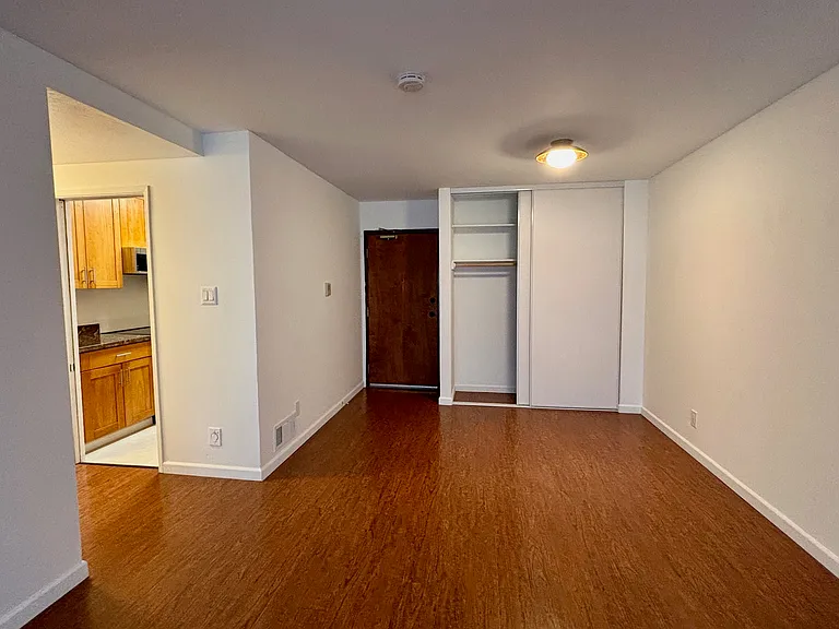 590 Baker St — Photo 5