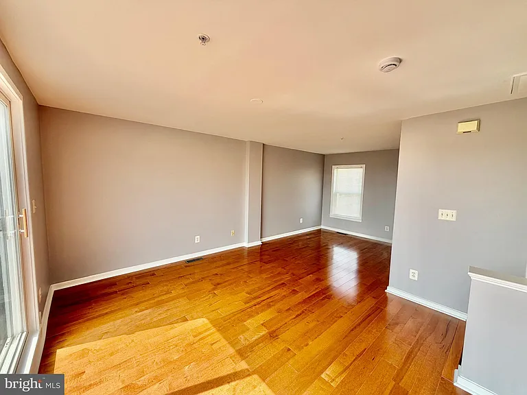 11034 Amherst Ave — Photo 20