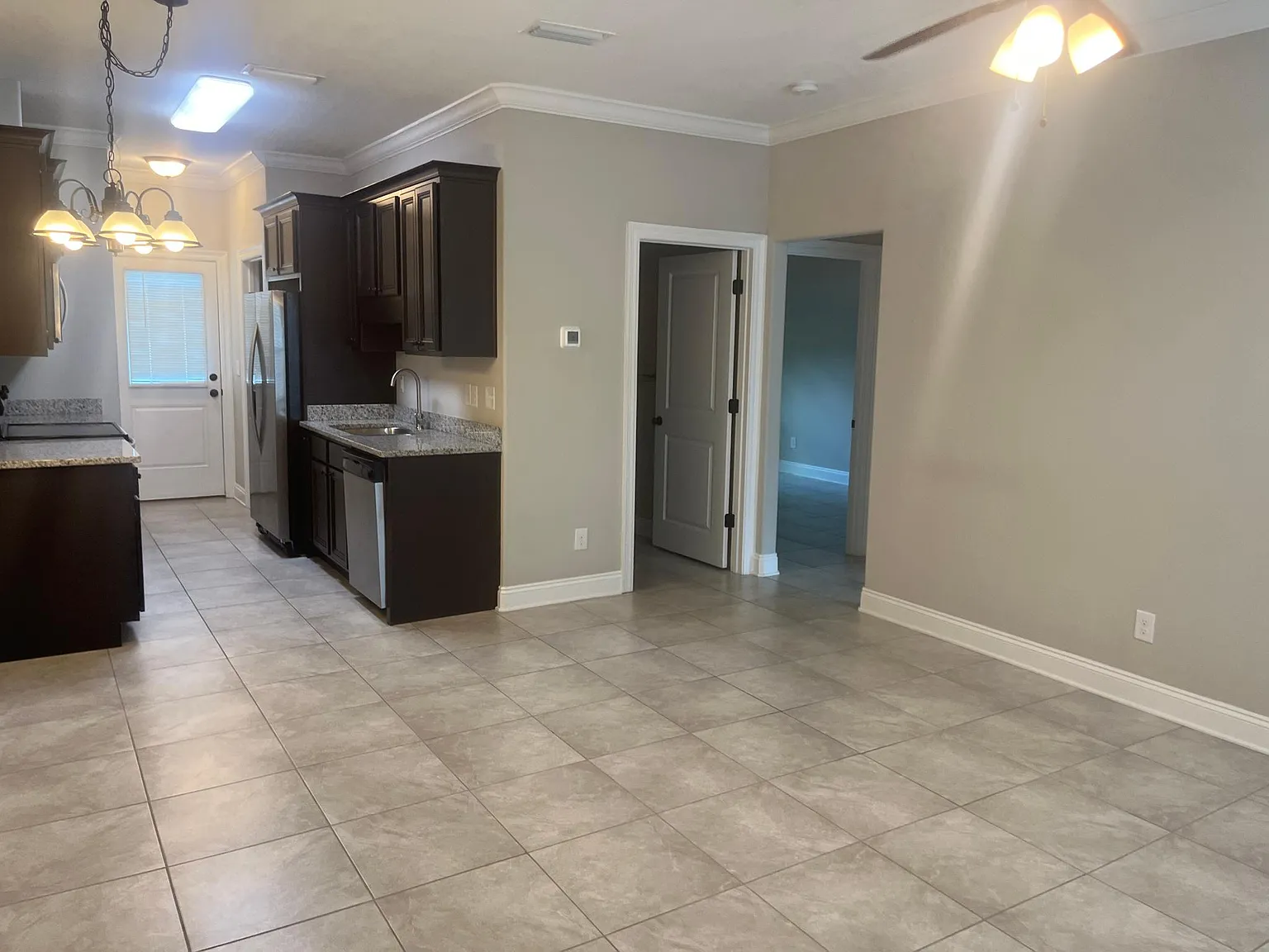 2 bed, 880 sqft, $1,525 — Photo 2