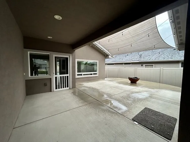 304 E Stanford Ave — Photo 2
