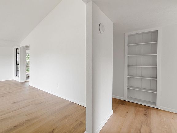 4th image of 3402 Ridgemoor Dr