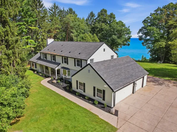 11124 N Lake Shore Dr, Mequon, WI 53092