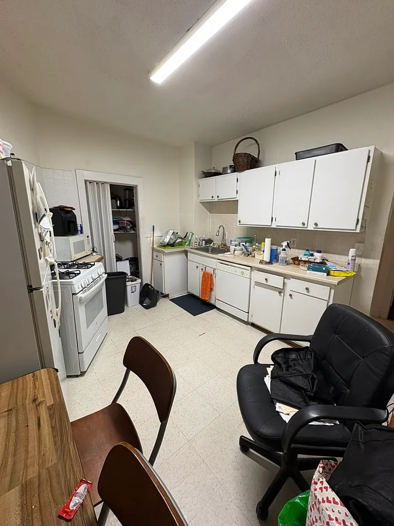 2 bed, 950 sqft, $2,100 — Photo 2