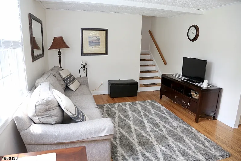 3 bed, 1.0 bath, $3,700 — Photo 4
