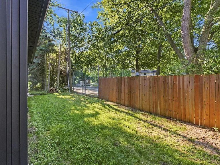 3117 Maplewood Dr — Photo 37