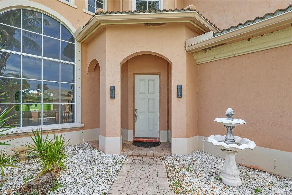 5 bed, 4.0 bath, 4267 sqft, $8,500 — Photo 4