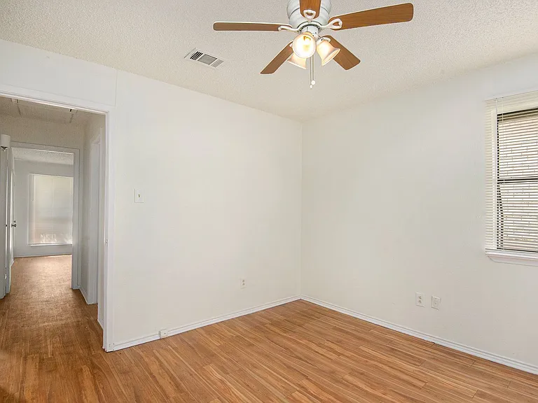6819 W Cleburne Rd — Photo 19