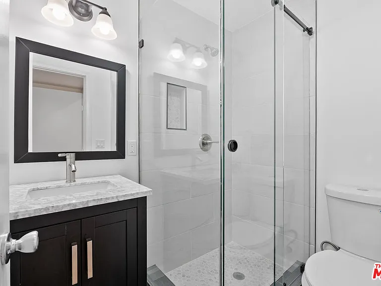 5541 Fallbrook Ave — Photo 23