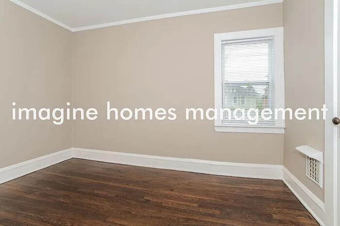 1453 Larchmont Ave — Photo 8