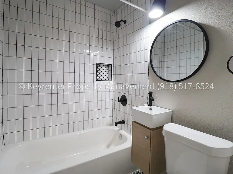 E Independence St Fourplex — Photo 19