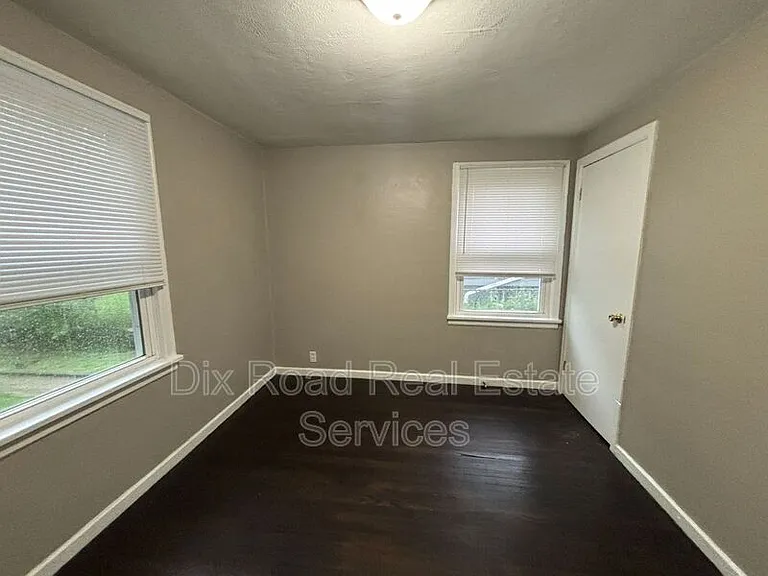 144 Niagara Ave — Photo 14