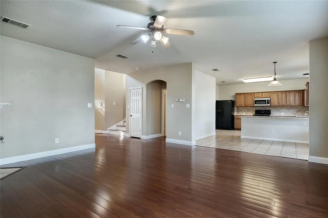 4 bed, 2.5 bath, 2402 sqft, $2,295 — Photo 3