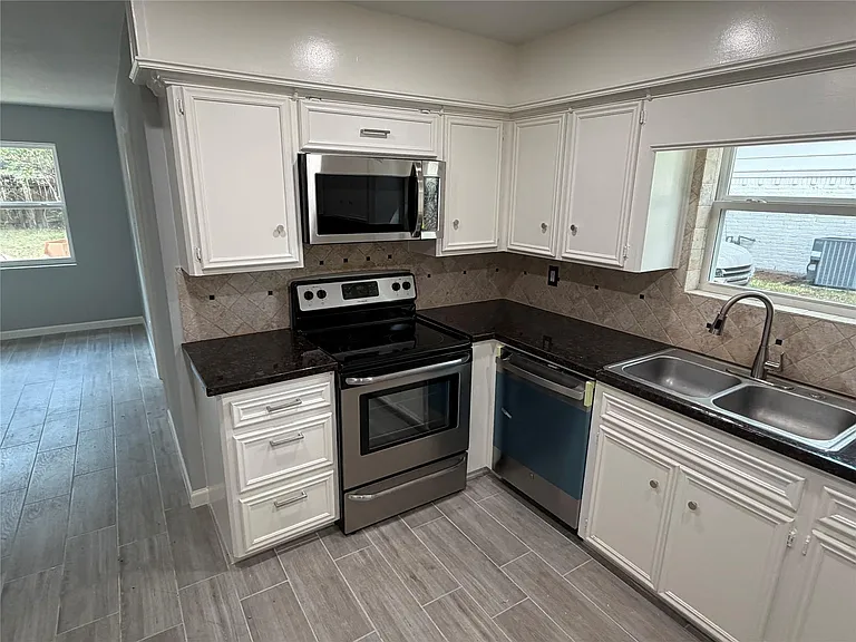 3823 Fernglade Dr — Photo 10