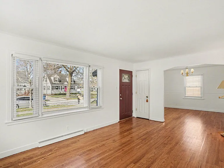 995 S Swain Ave — Photo 2