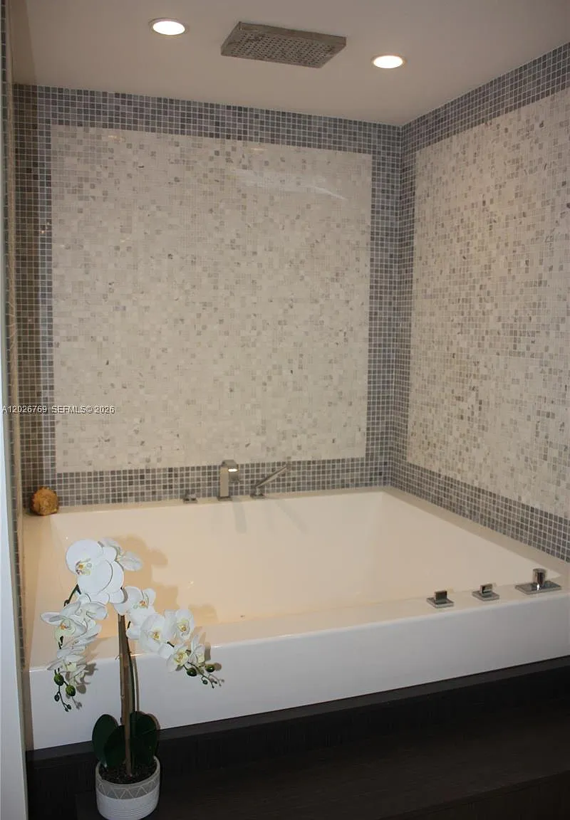 Epic West Condo — Photo 4