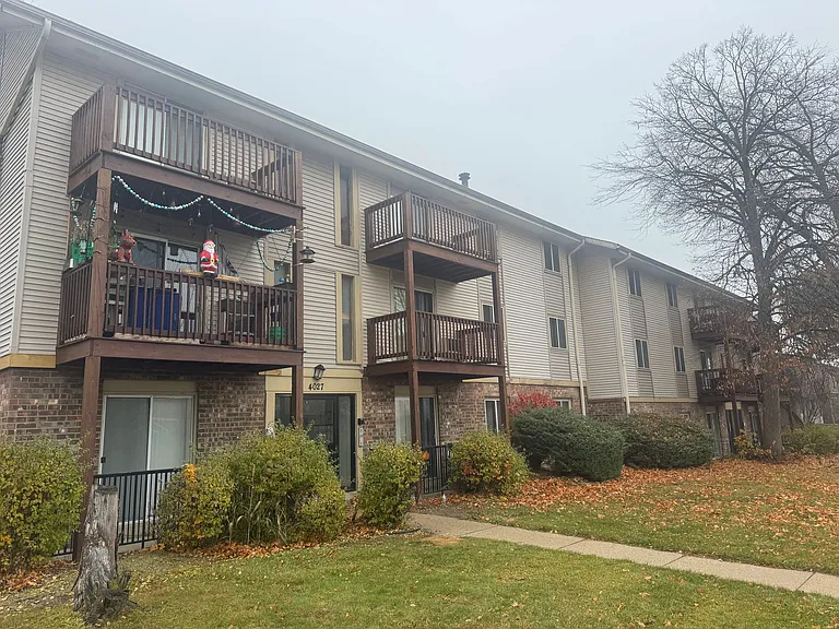 Lakeside Apartments — Photo 1