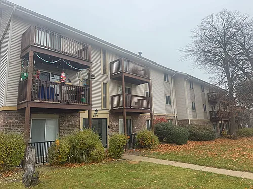 Lakeside Apartments Photo 1