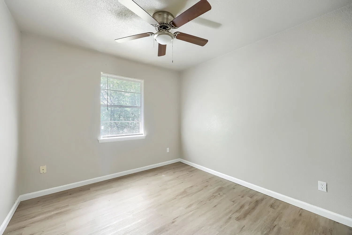 3 bed, 1.5 bath, 1173 sqft, $1,950 — Photo 4