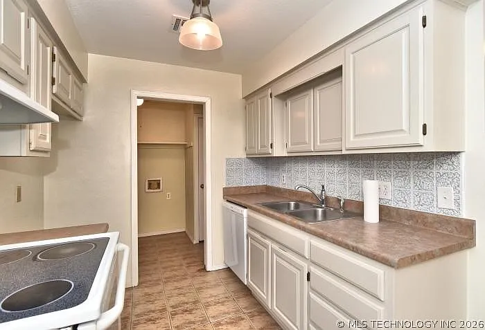 6105 S Vancouver Ave — Photo 8