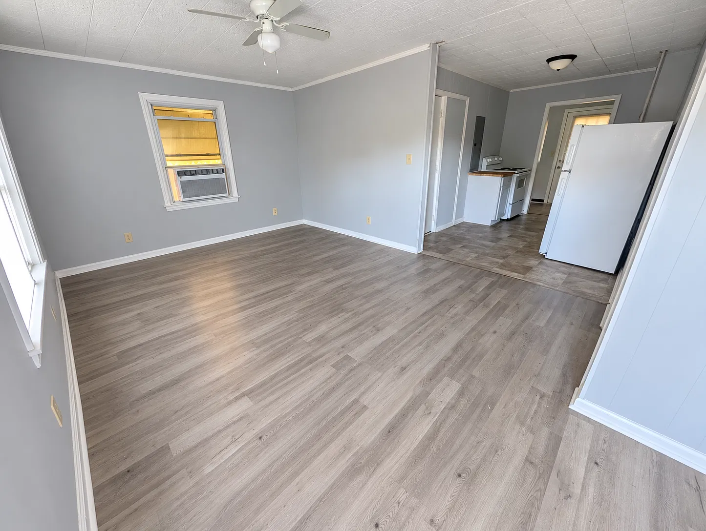 3 bed, 816 sqft, $1,300 — Photo 2