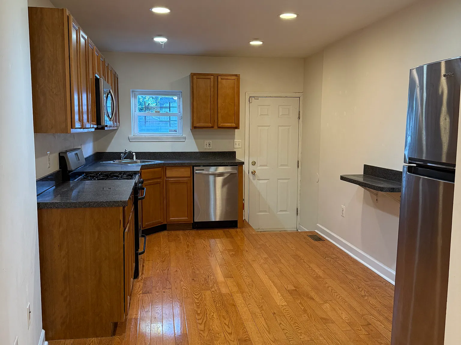 2 bed, 2.5 bath, 1344 sqft, $1,875 — Photo 3