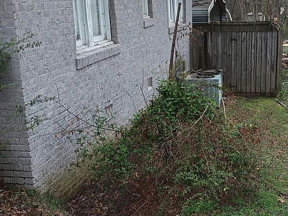 4th image of 323 Fulton St