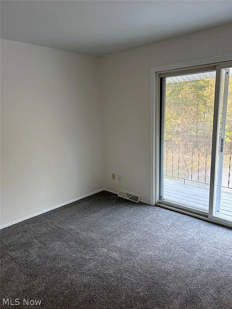 2 bed, 1.5 bath, 1000 sqft, $1,300 — Photo 2