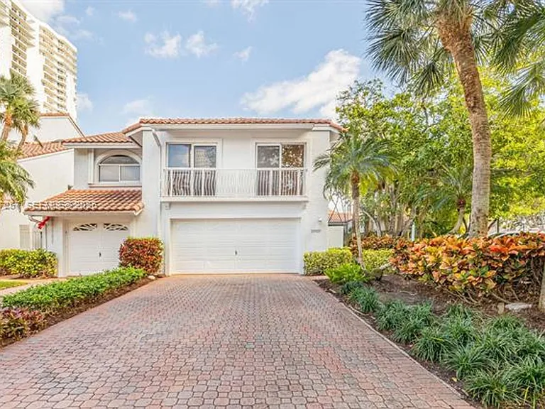 20935 NE 37th Ct #Townhouse 20935 — Photo 4